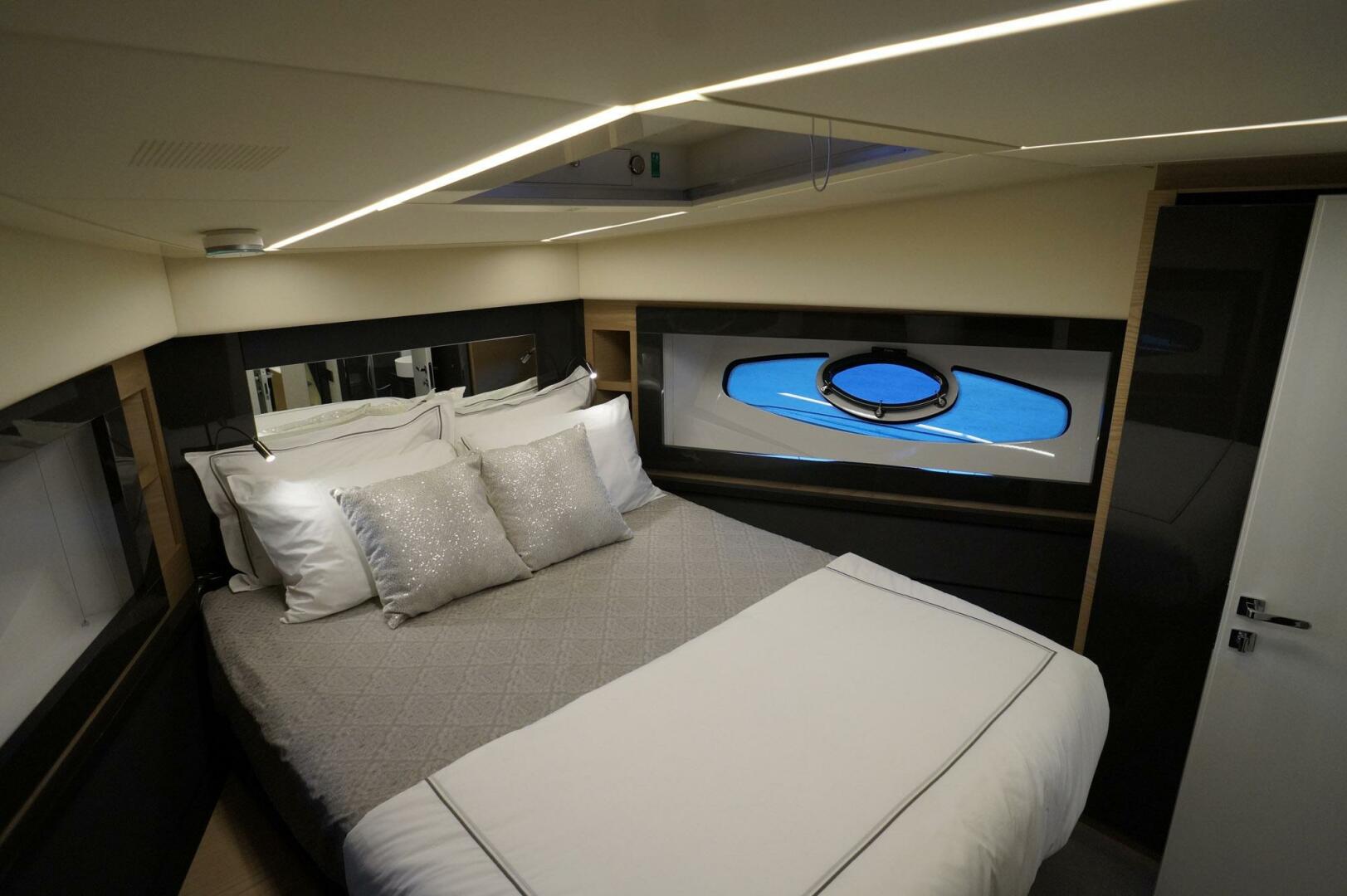2016 Pershing 70 - Image 18