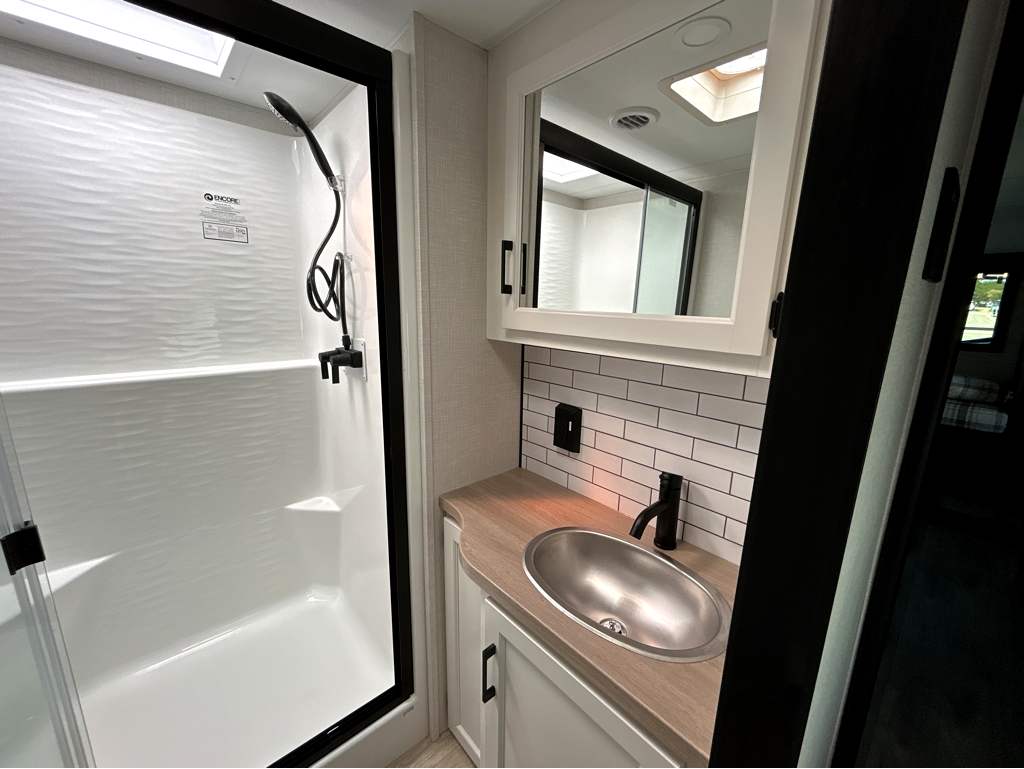 2026 VENTURE RV SPORTTREK 353VIK - Image 22