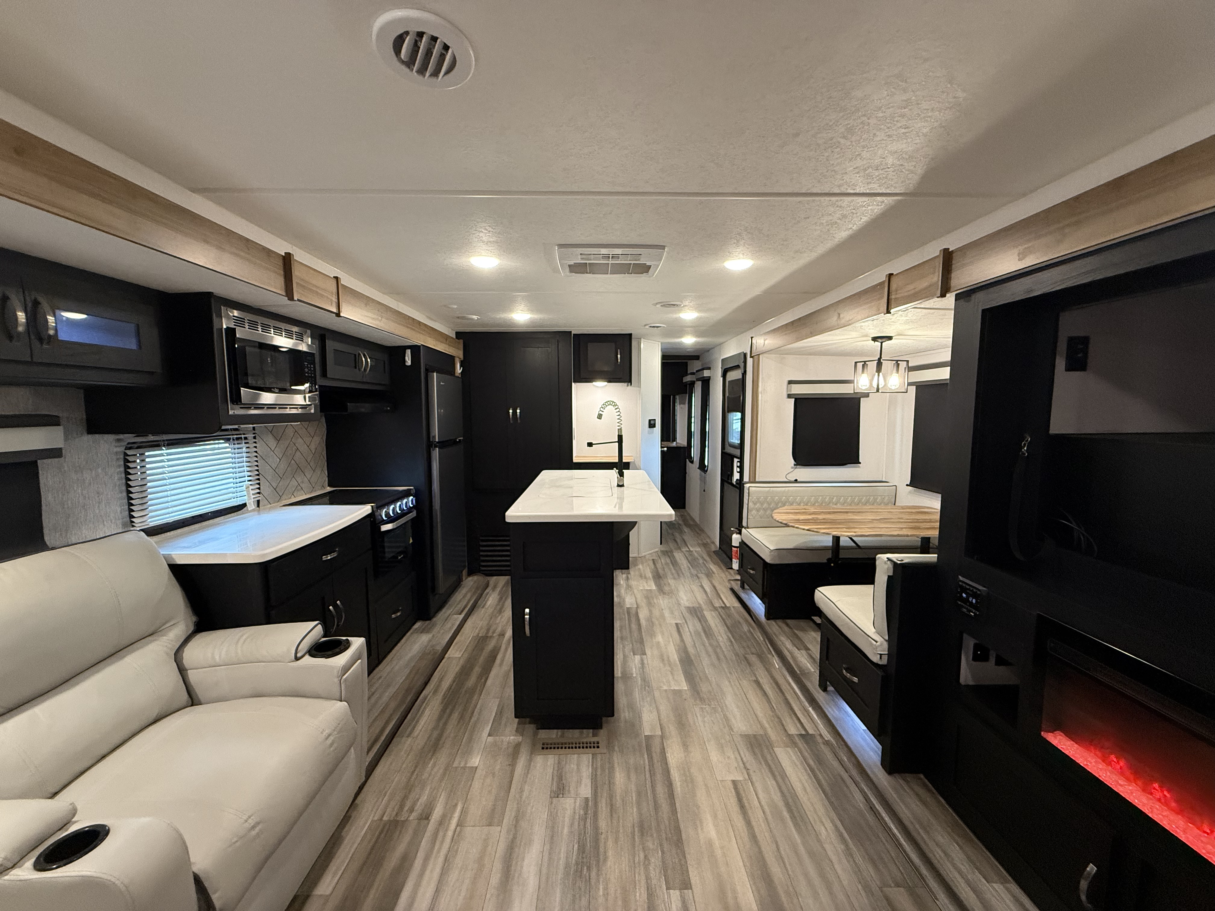 2022 Coachmen Freedom Express Liberty Edition 324RLDSLE - Image 10