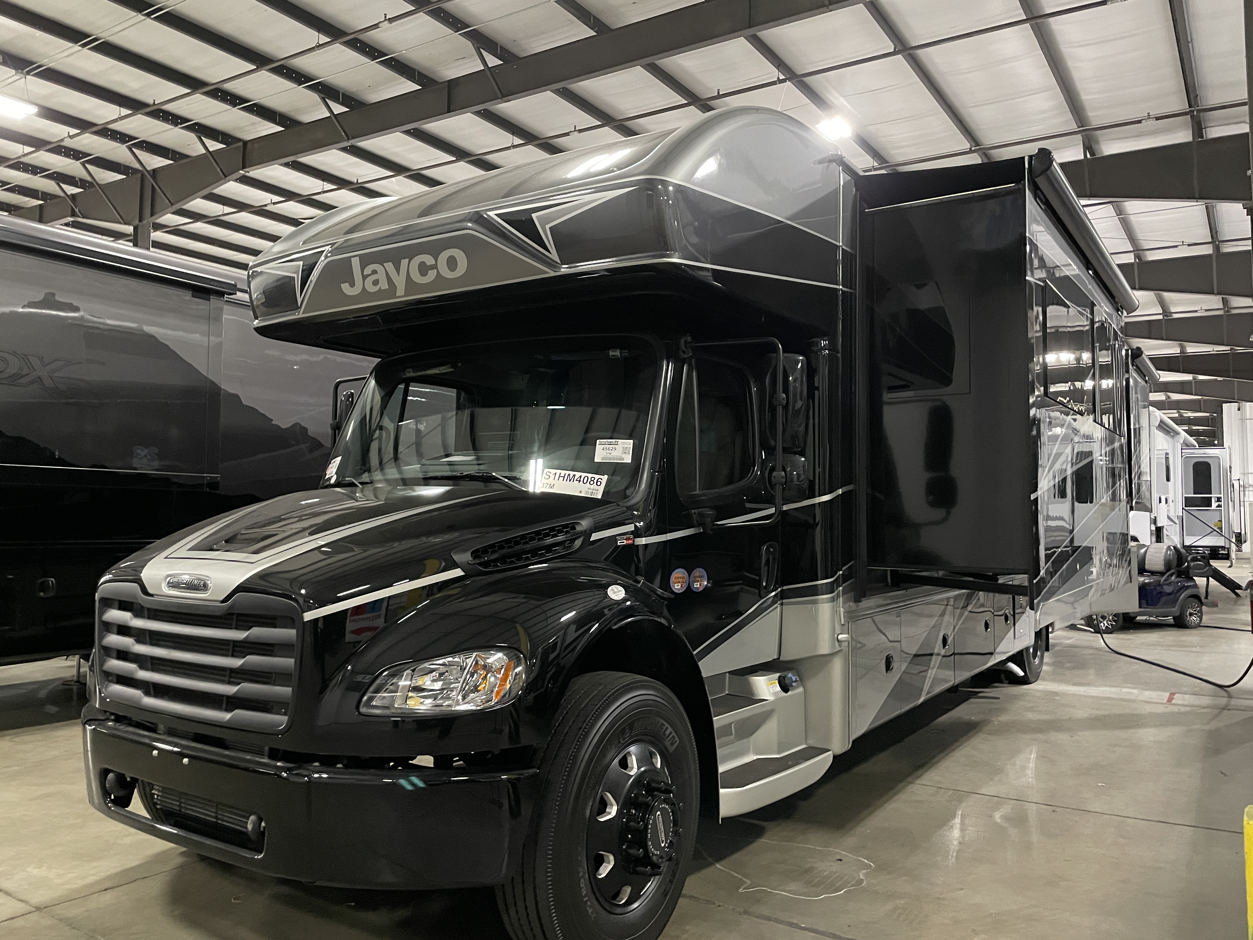 2025 Jayco Seneca 37M - Image 5