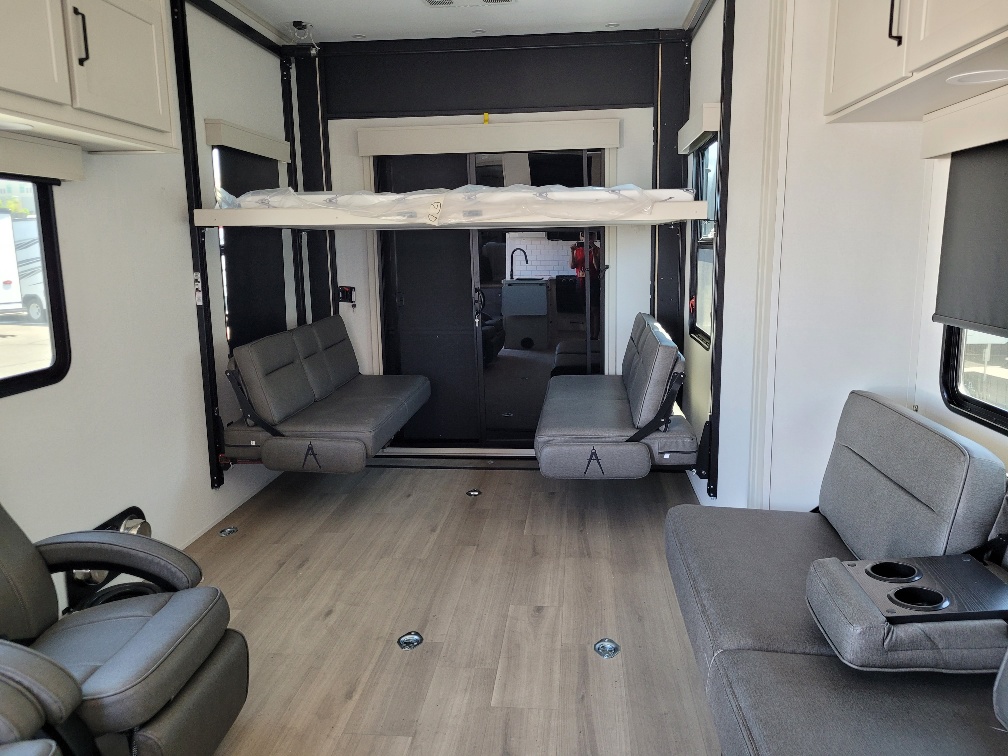 2026 Grand Design Momentum G-Class 325G - Image 8