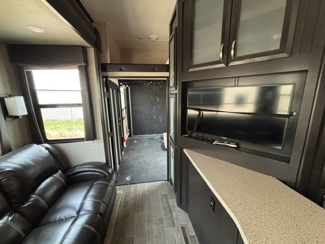 2018 Dutchmen Voltage Triton 3551 - Image 21