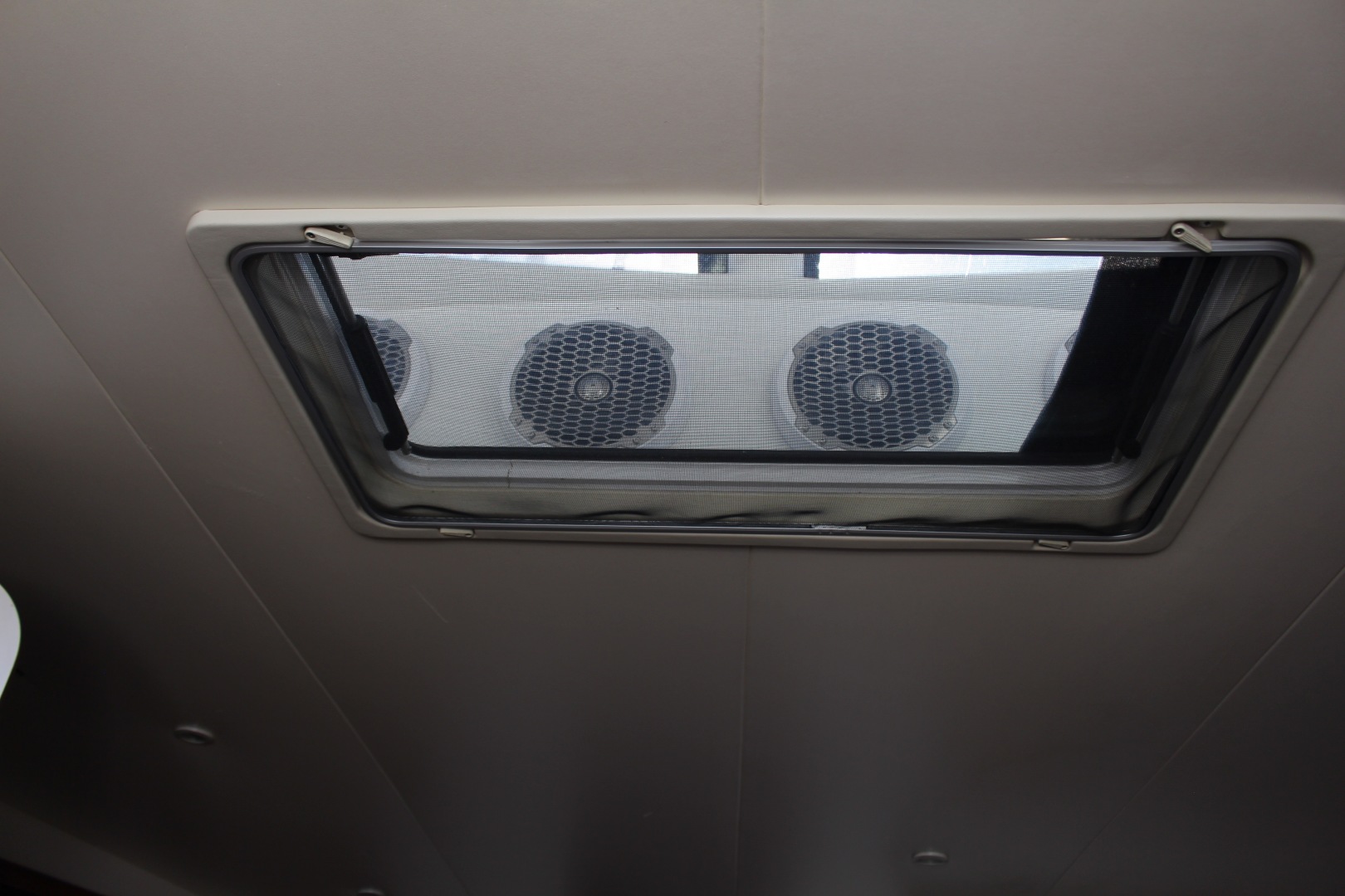 2000 Carver Trojan 440 Express - Image 23
