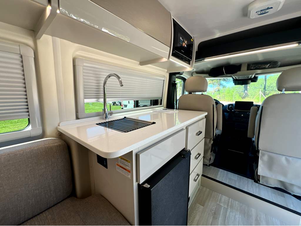 2027 THOR MOTOR COACH SEQUENCE 20L - Image 6