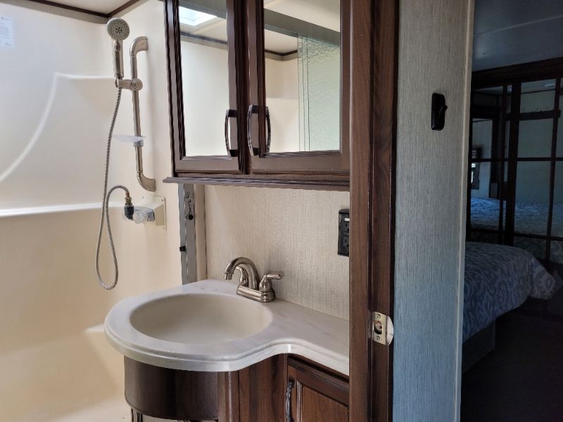 2018 Palomino Columbus 298RL - Image 16