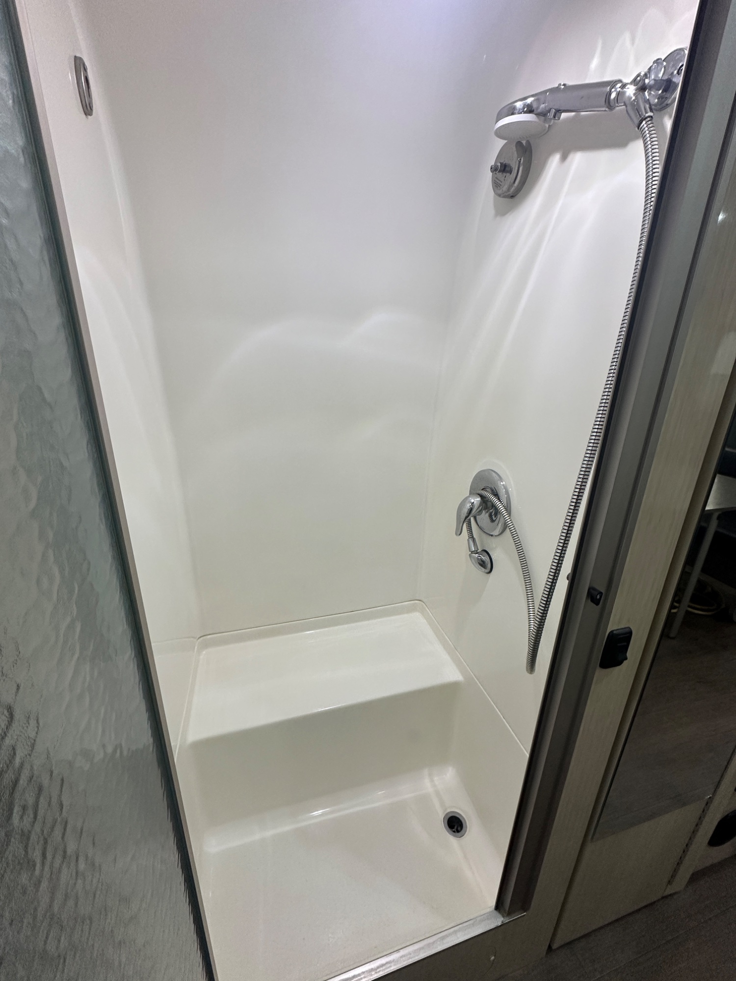 2019 Airstream International Serenity 28RBQ - Image 23