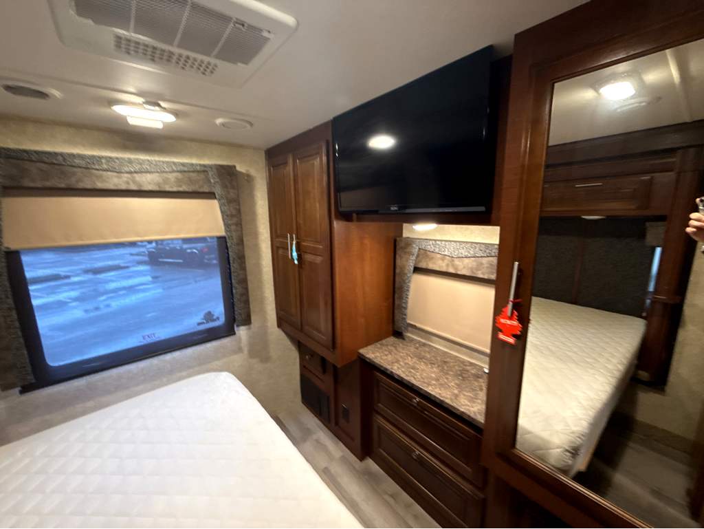 2016 FOREST RIVER GEORGETOWN 328TS - Image 25