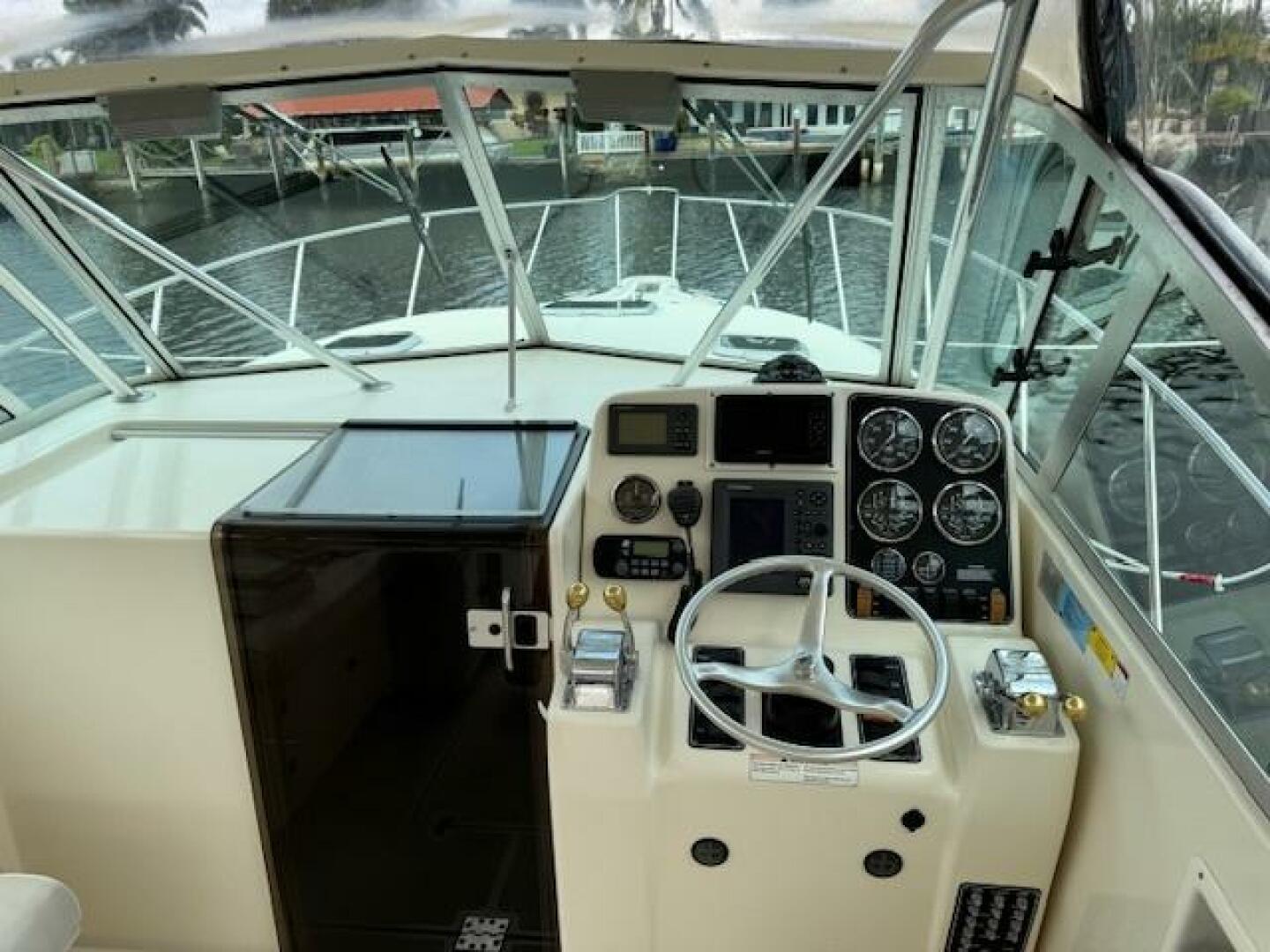2002 Pursuit 3000 Express - Image 17