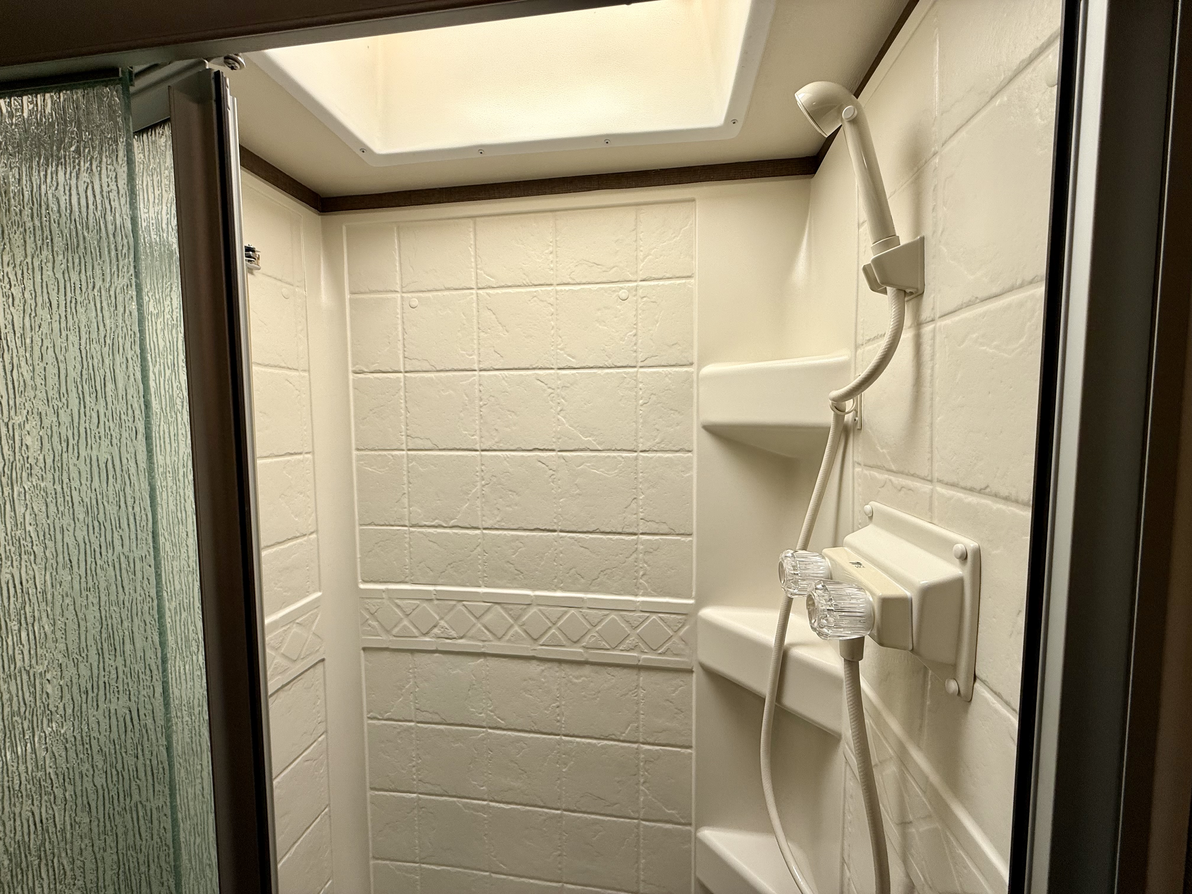 2017 Thor Motor Coach Chateau 31L - Image 21