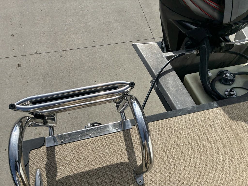 2015 Larson Escape 2200 RT - Image 28