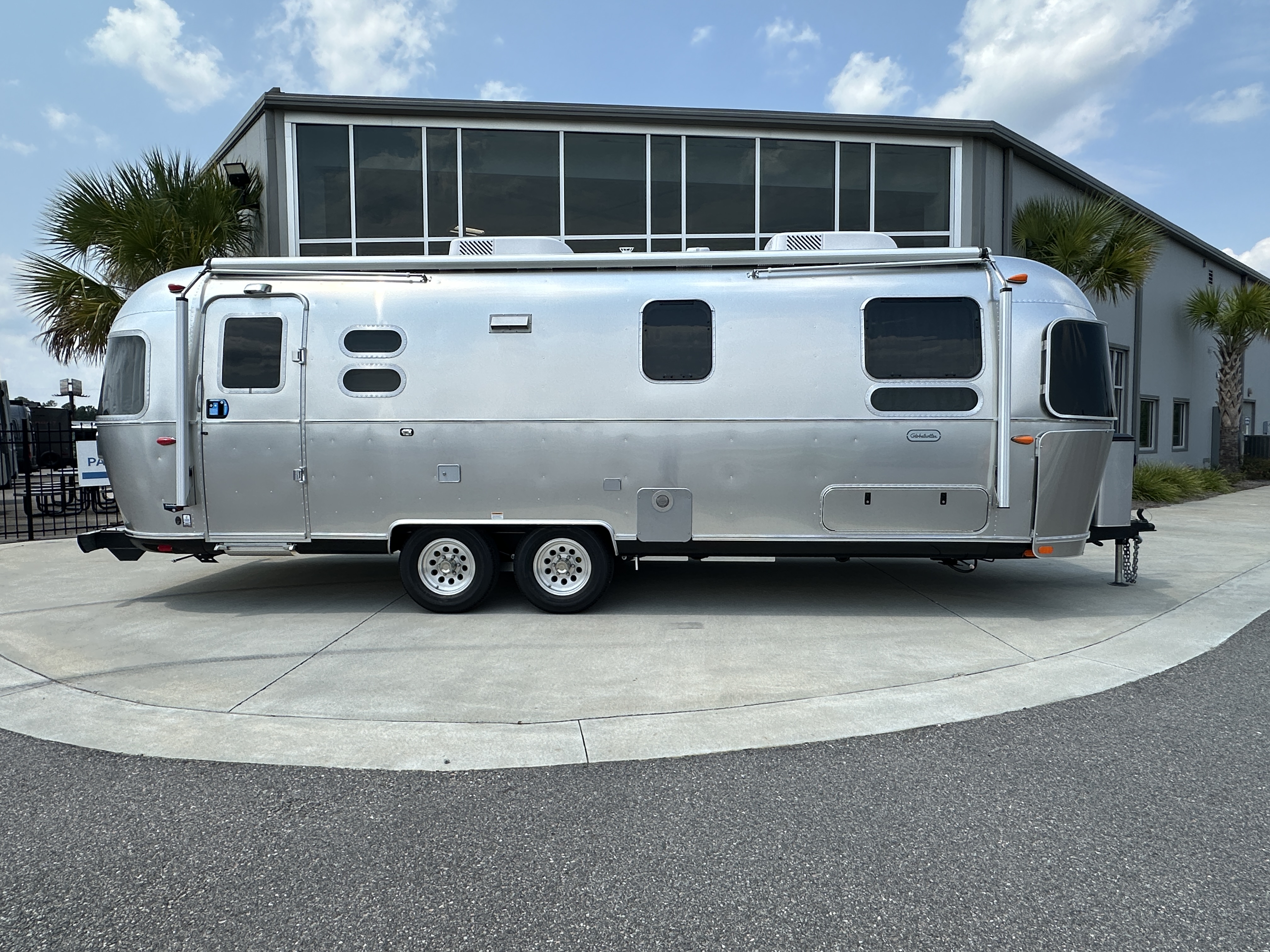 2027 Airstream Globetrotter 27FB Twin - Image 5