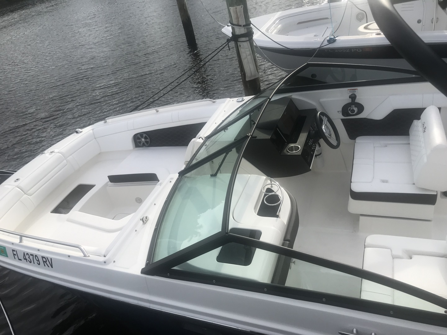 2019 Sea Ray SDX 270 Outboard - Image 10