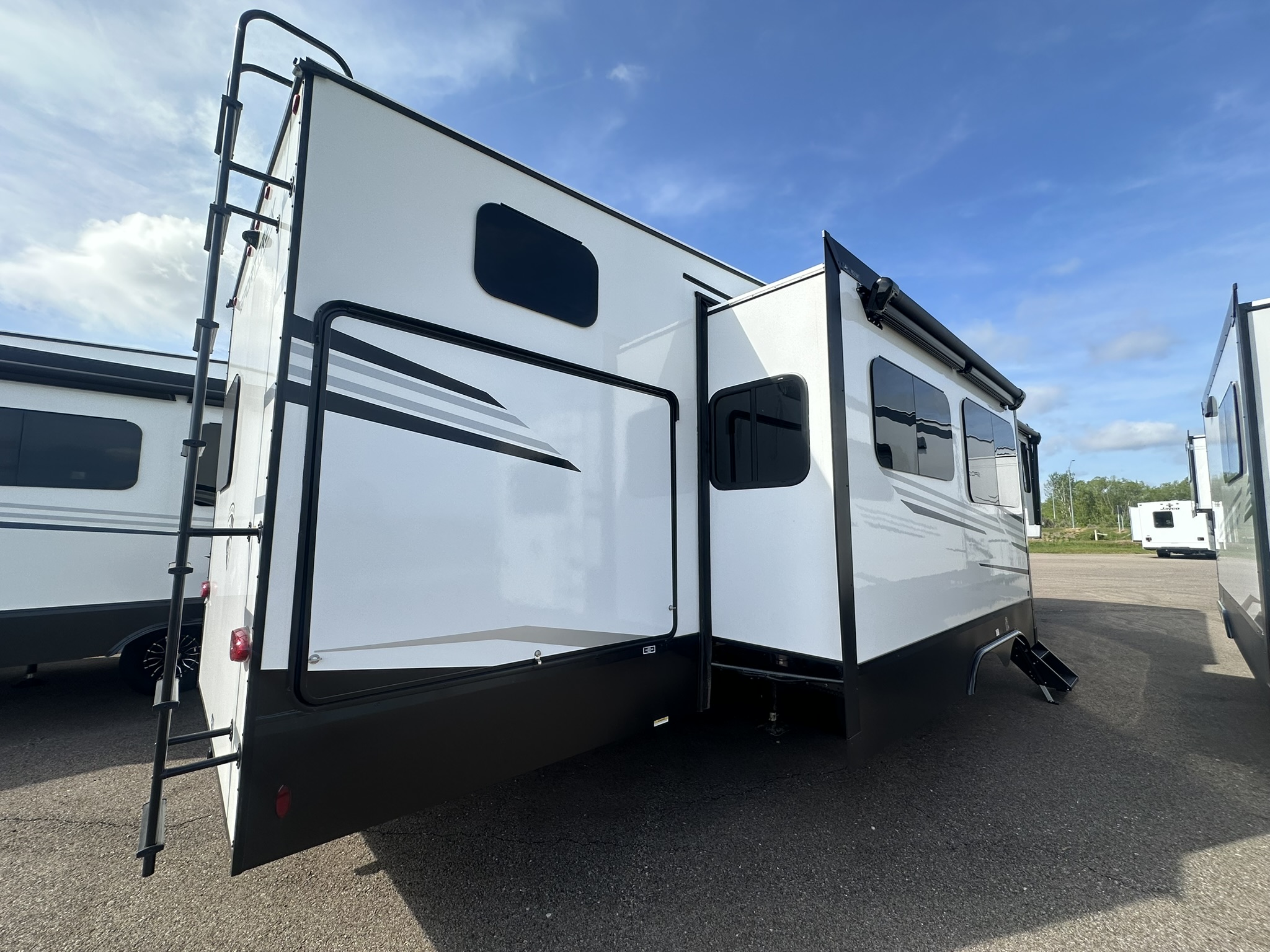 2026 VENTURE RV SPORTTREK 354VBH - Image 4