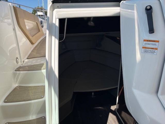 2020 Sea Ray Sundancer 320 - Image 5