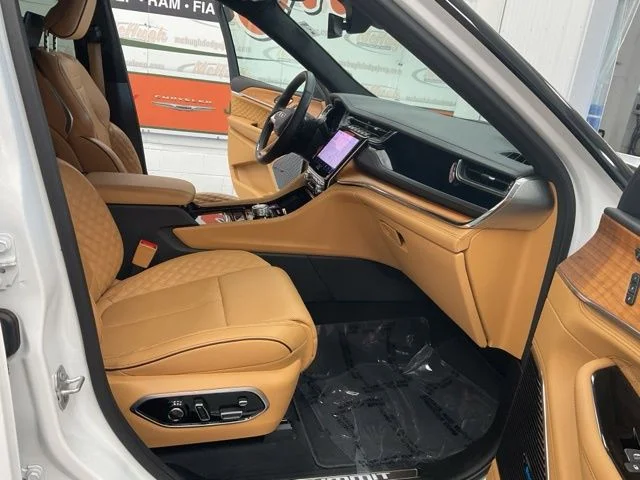 2025 Jeep Grand-Cherokee-L Laredo Altitude 4x4 - Image 28