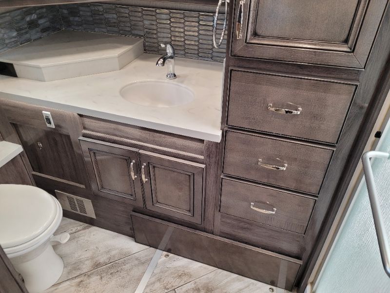 2022 Fleetwood Discovery 38K - Image 22