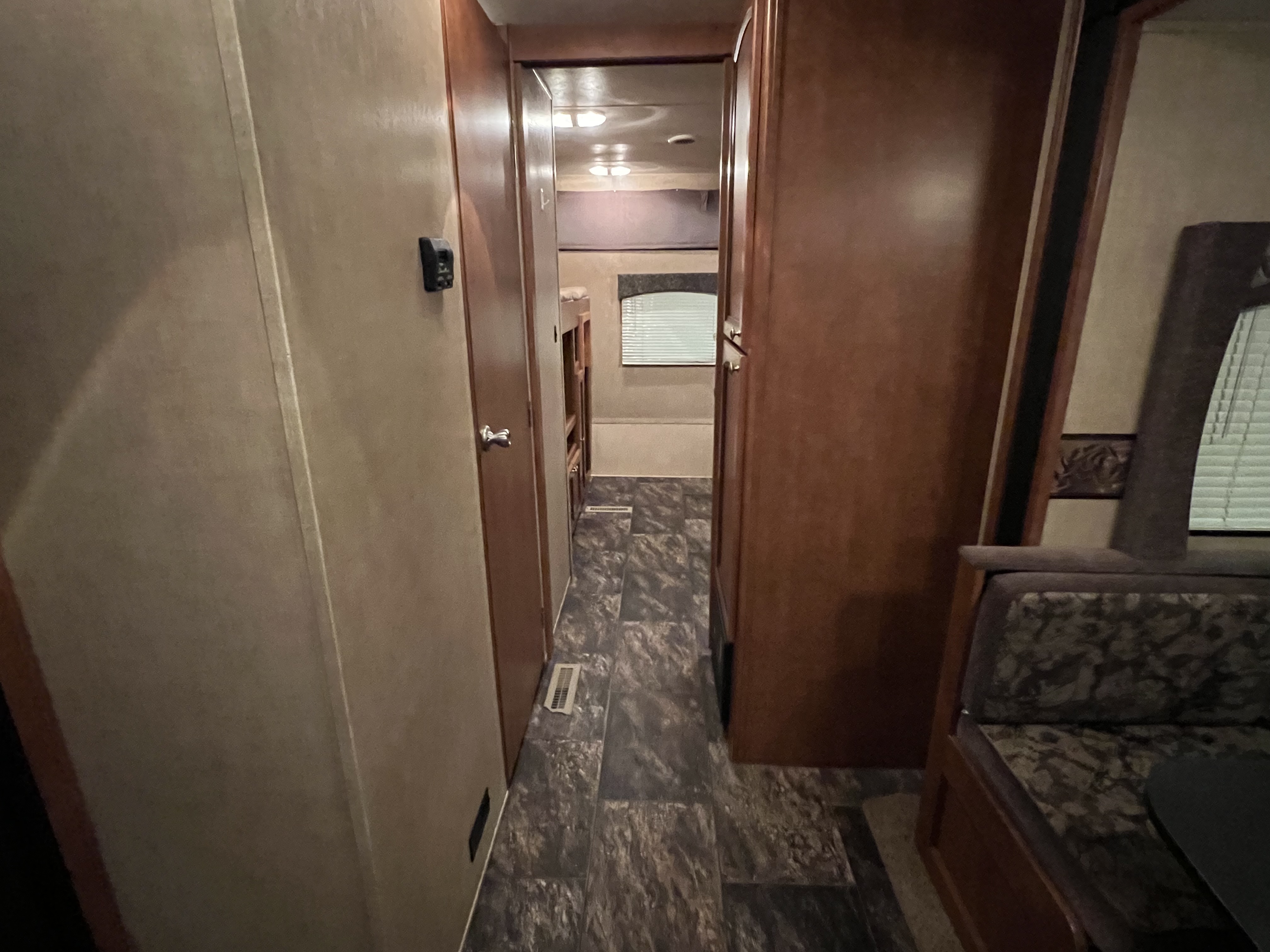 2011 SHASTA REVERE 32BHDS HMS - Image 17