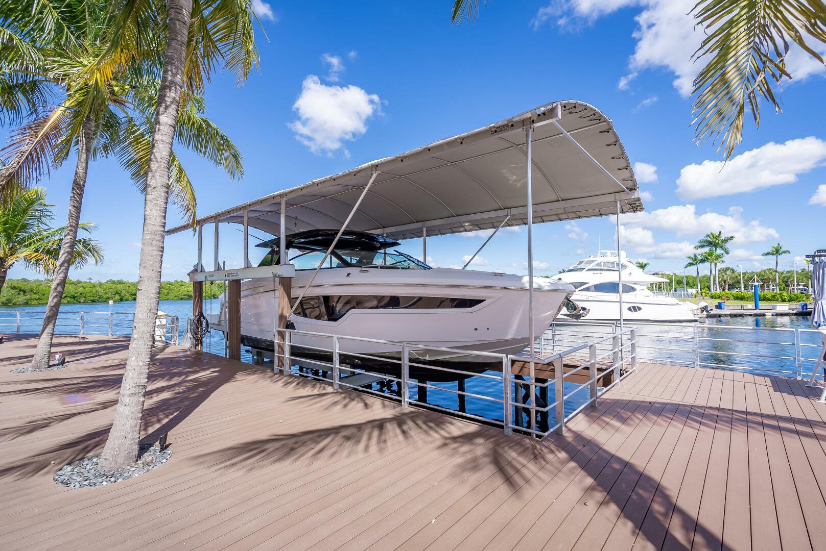 2022 Cruisers Yachts GLS OB - Image 33