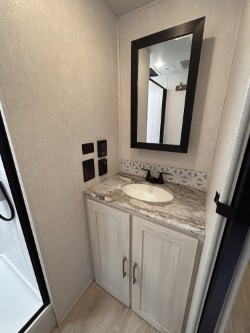 2025 FOREST RIVER GRAND SURVEYOR 302RDBS - Image 25