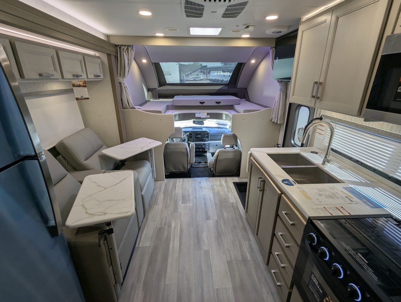 2027 Thor Motor Coach Omni Z30 - Image 31