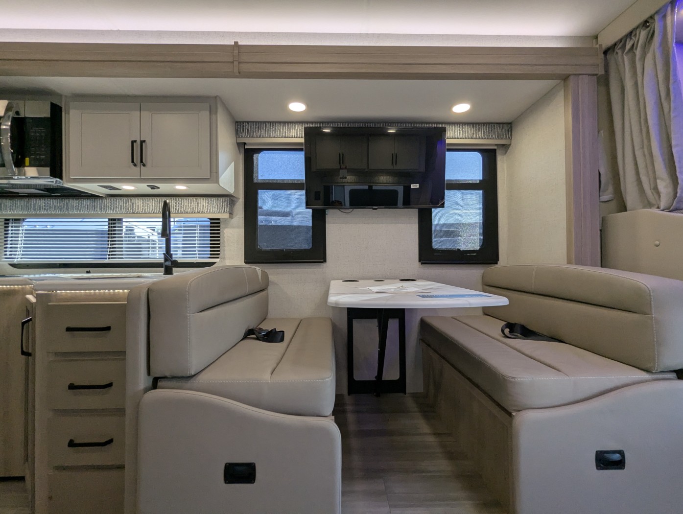 2027 Thor Motor Coach Omni Explorer X32 - Image 23