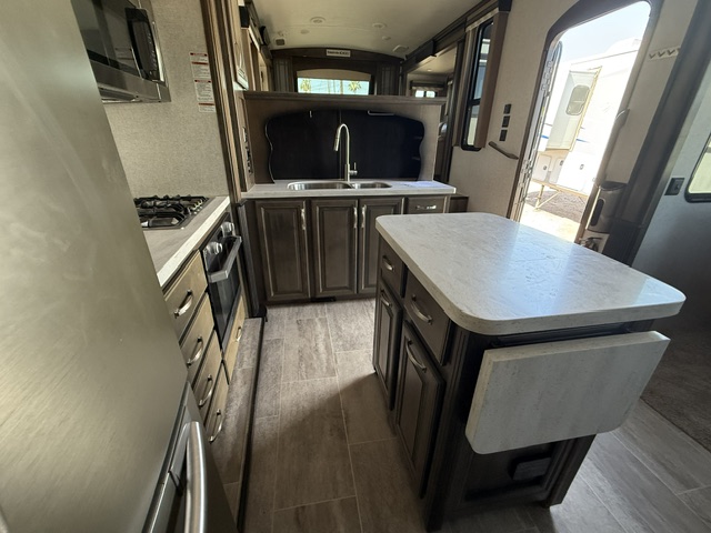 2019 Keystone Montana High Country 3731FL - Image 11