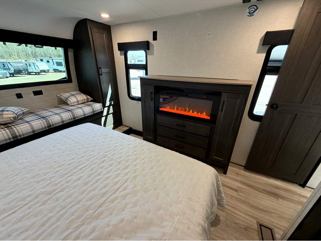 2026 VENTURE RV SPORTTREK 363VFR - Image 31