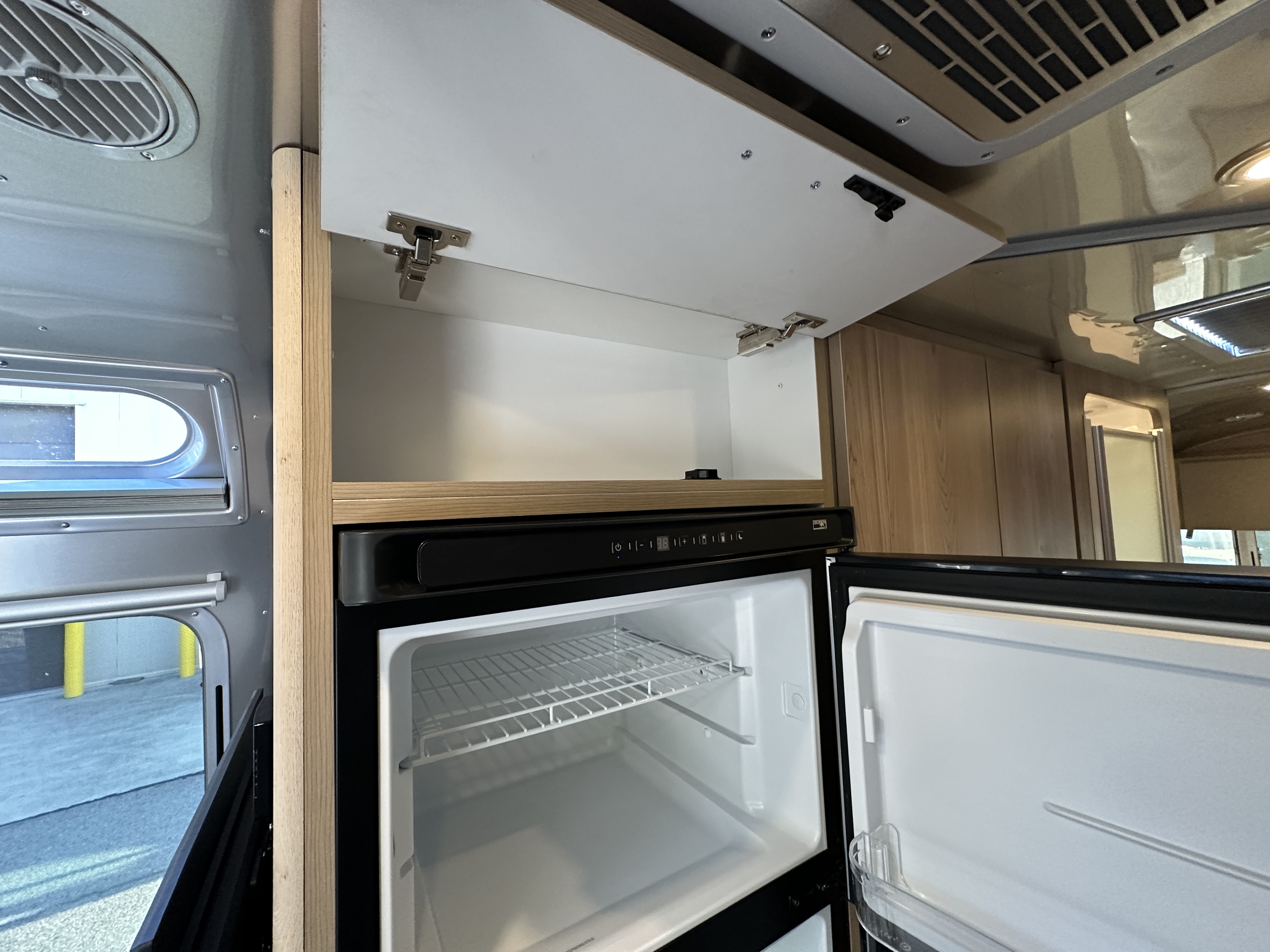 2027 Airstream Flying Cloud 27FB - Image 21