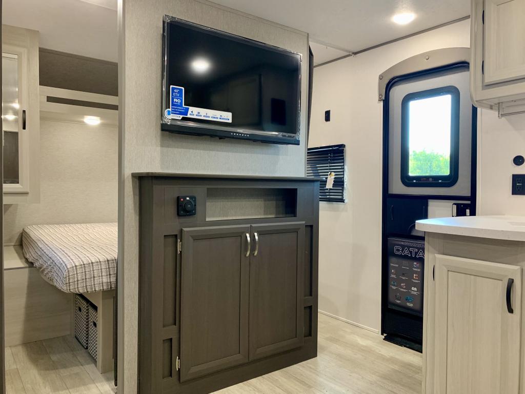 2027 Coachmen Catalina Summit Series 8 261BHS - Image 39