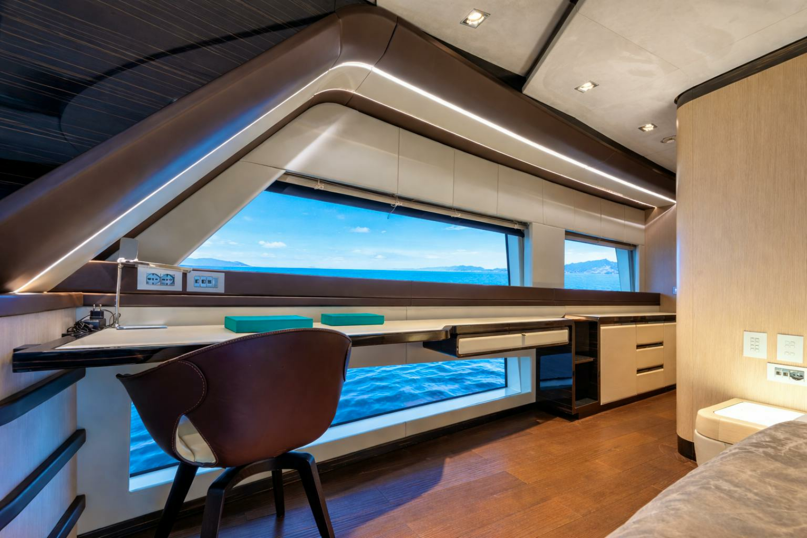 2018 Dominator Yachts Dominator Ilumen Base - Image 14