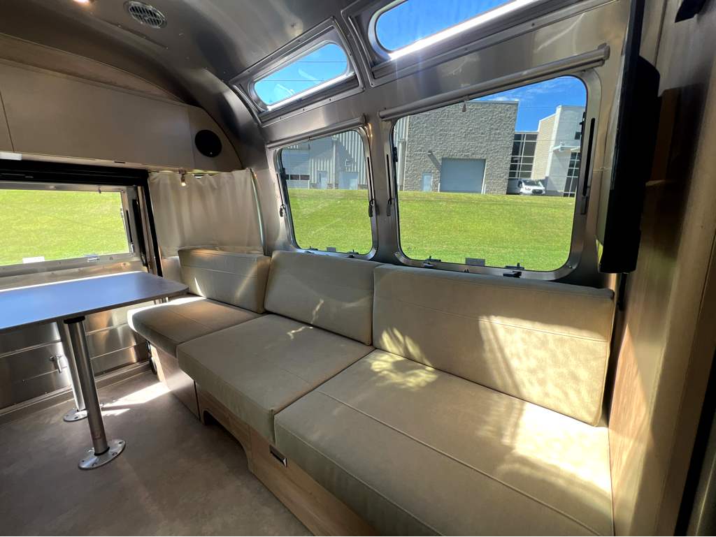 2027 AIRSTREAM FLYING CLOUD 25FBT - Image 6