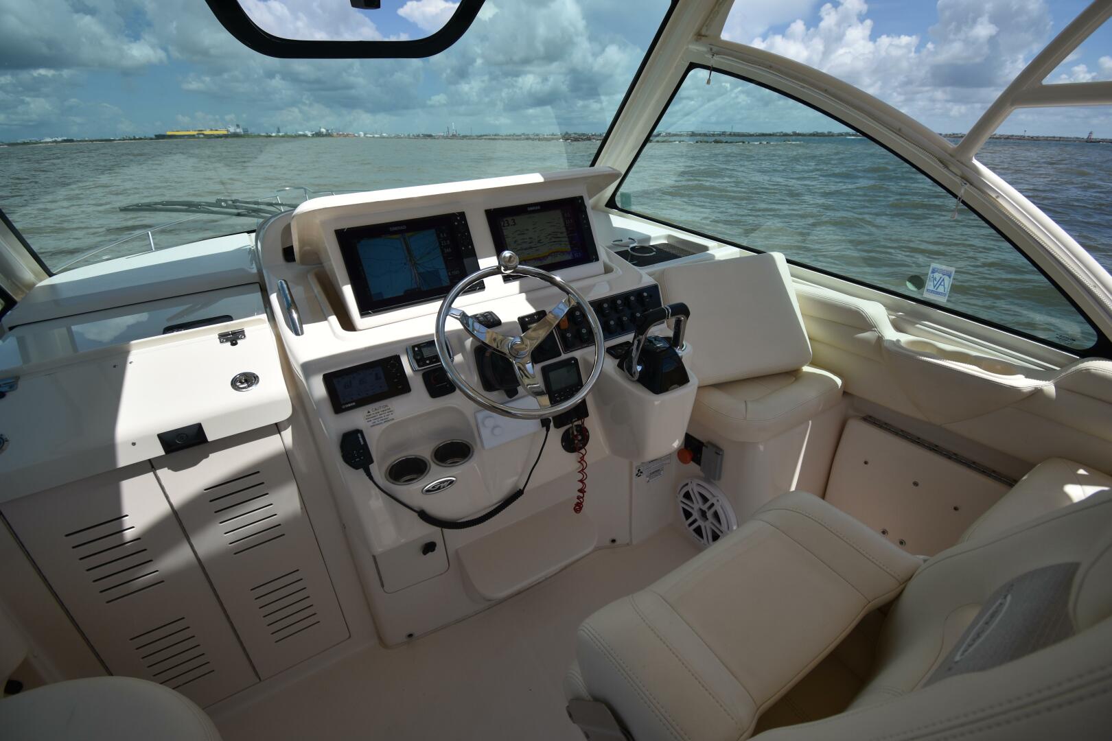 2016 Grady-White 330 Express - Image 9
