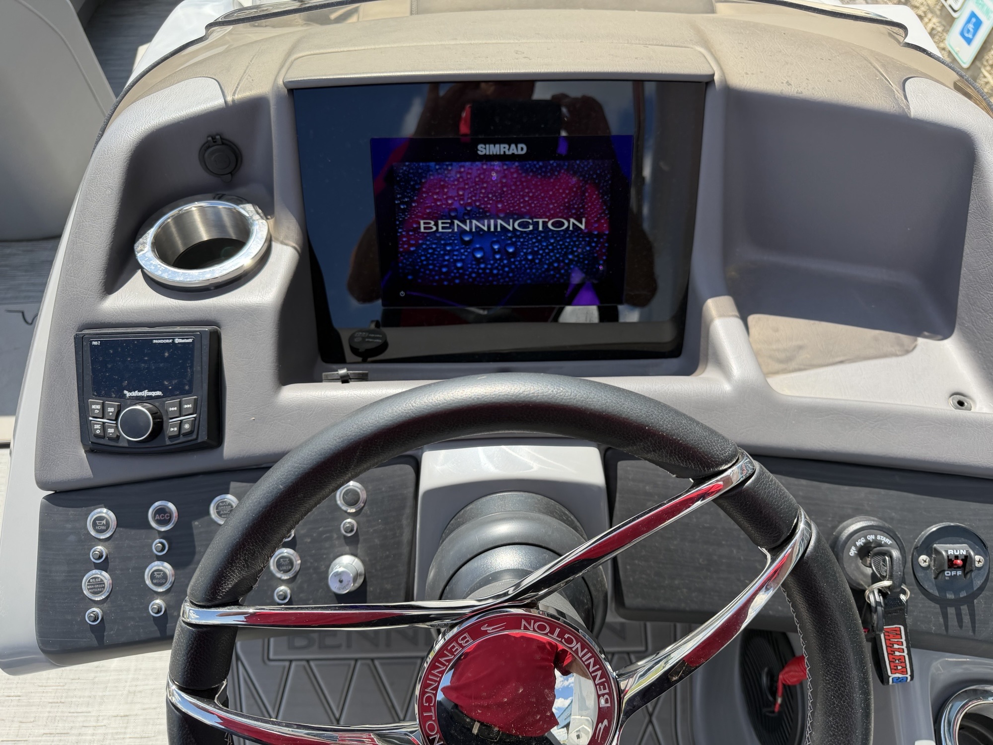 2023 Bennington 25QSBA Swingback with Power Arch - Image 16