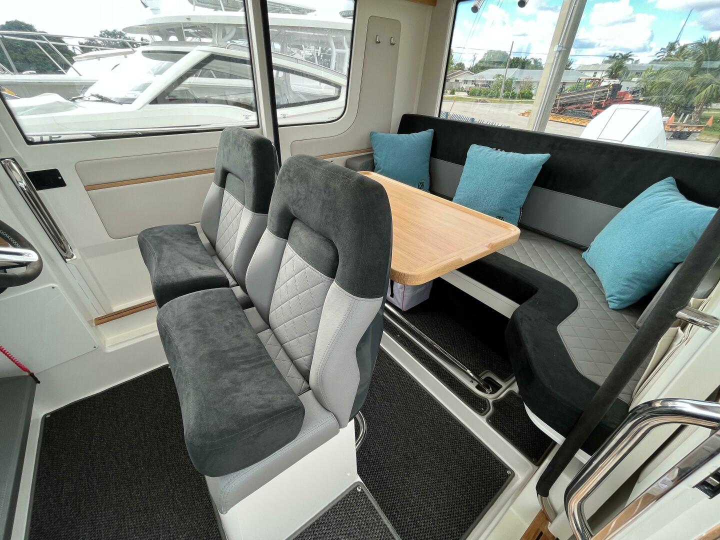 2001 Cruisers Yachts 3470 - Image 4