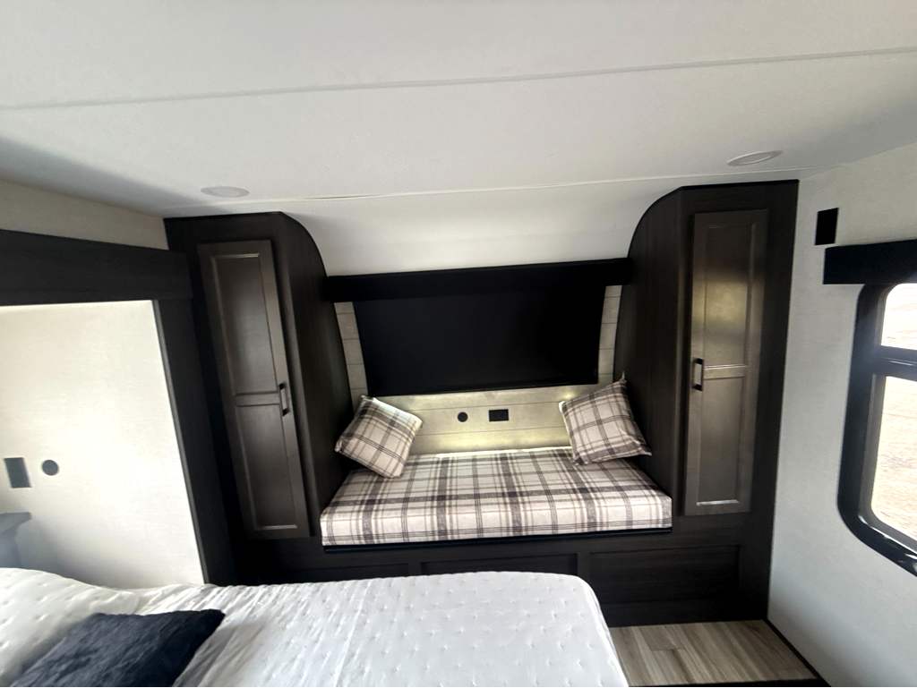 2027 VENTURE RV SPORTTREK 353VIK - Image 23