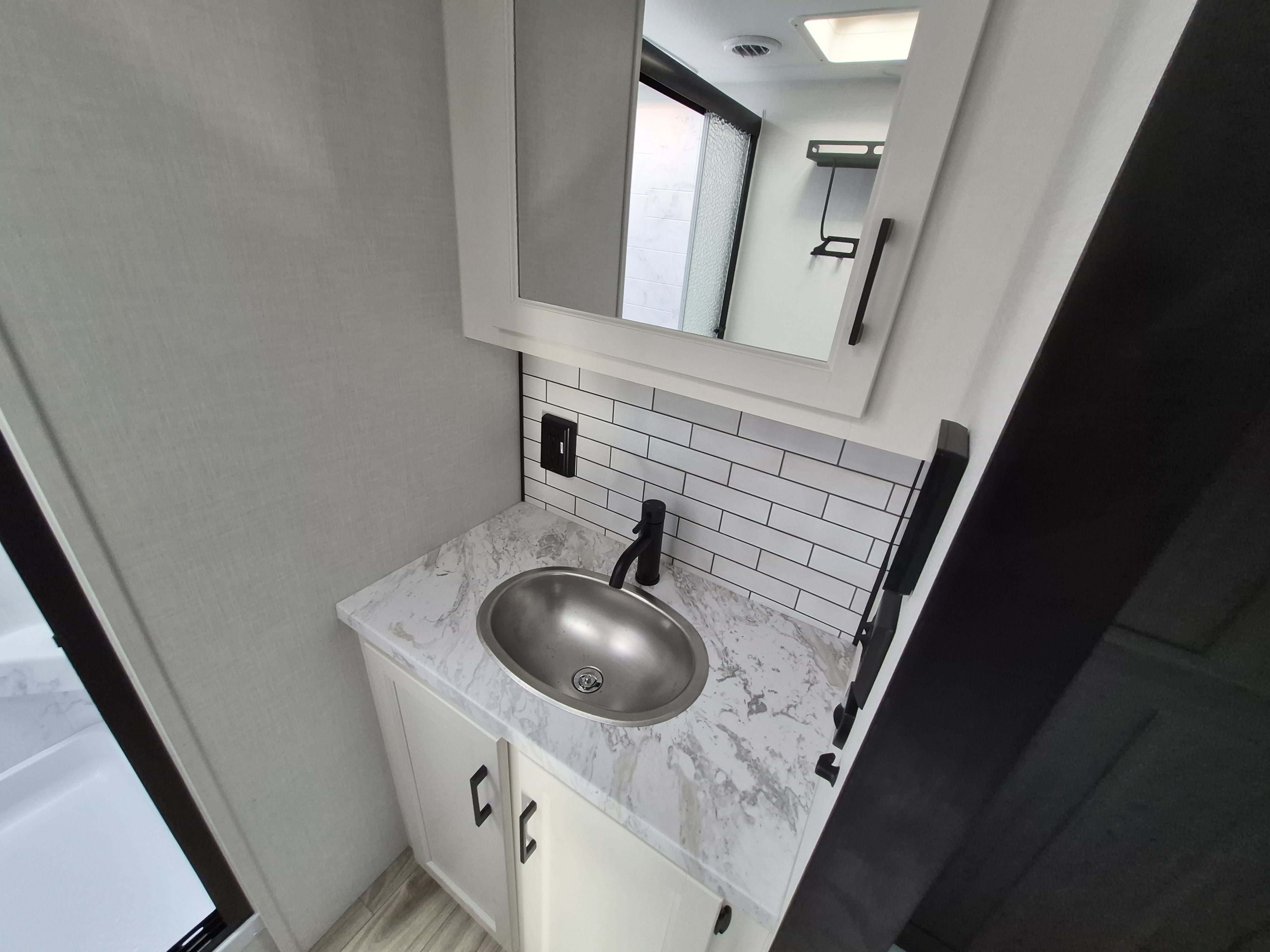 2027 VENTURE RV SPORTTREK 303VIK - Image 24