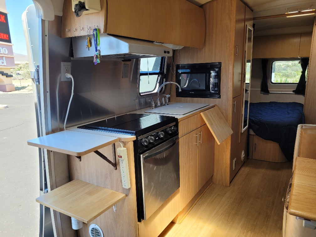 2006 Airstream Safari 25SS - Image 9
