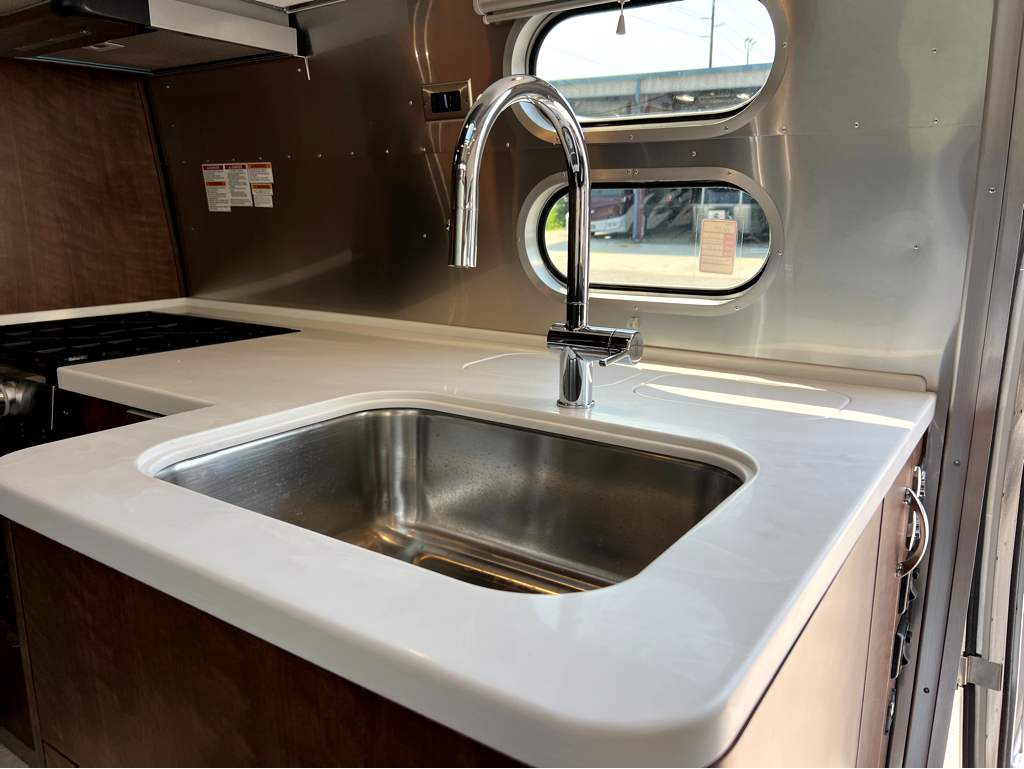 2026 AIRSTREAM GLOBETROTTER 27FBQ - Image 11