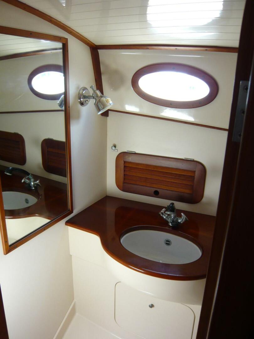1998 Hinckley 36 Classic - Image 20