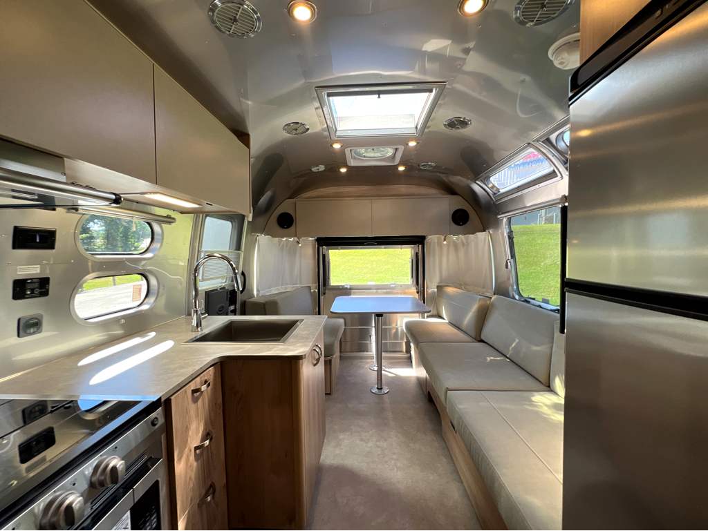 2027 AIRSTREAM FLYING CLOUD 25FBT - Image 5