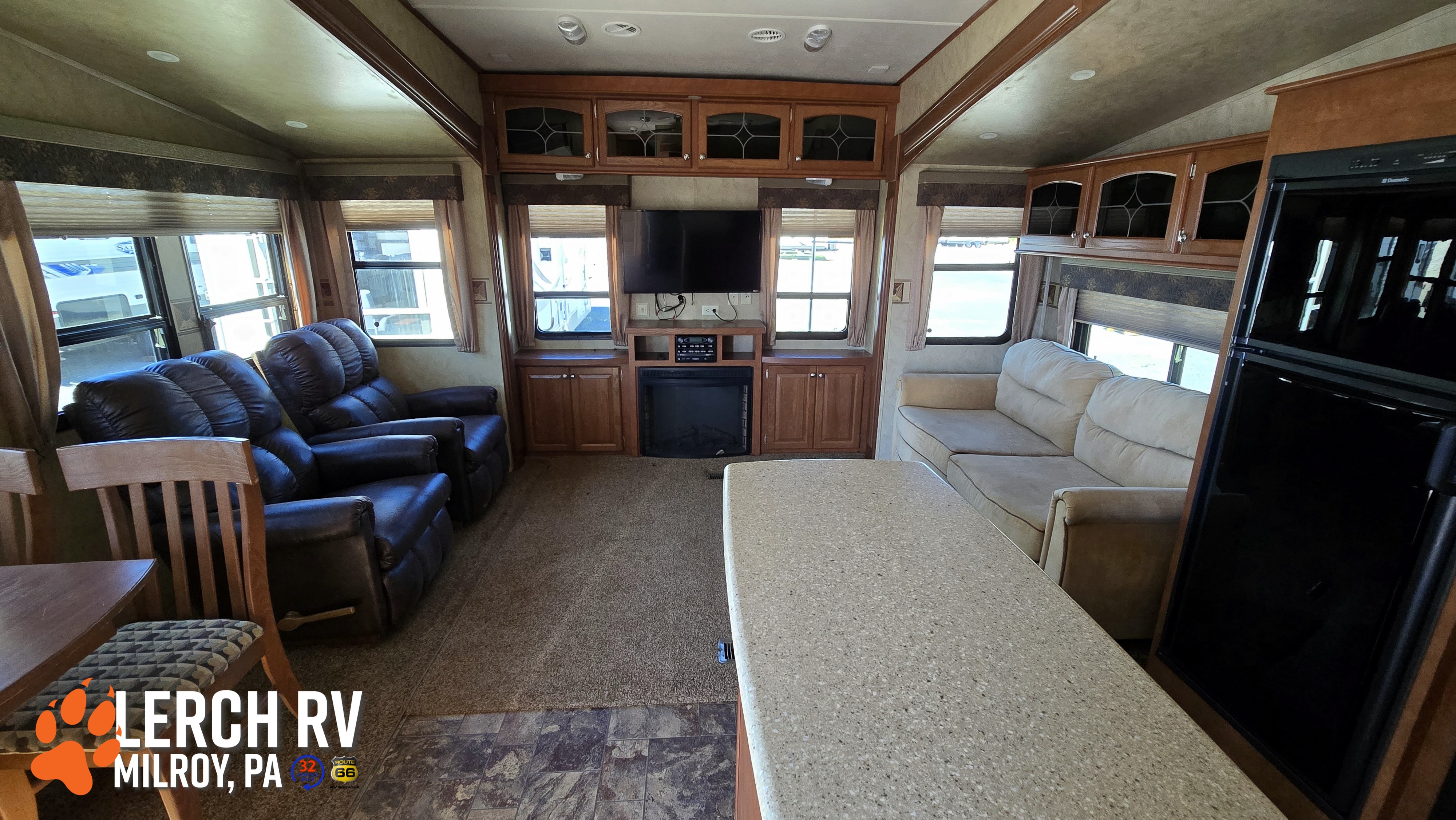 2013 FOREST RIVER CEDAR CREEK SILVERBACK 29RE - Image 8