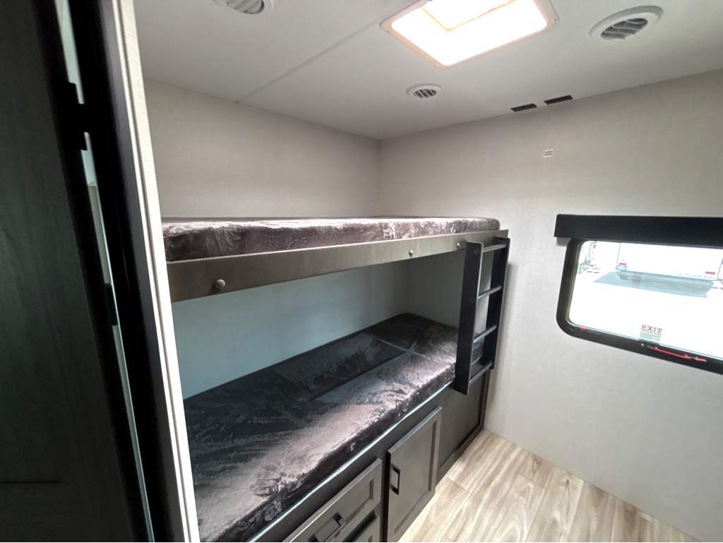 2026 VENTURE RV SPORTTREK 327VIK - Image 21