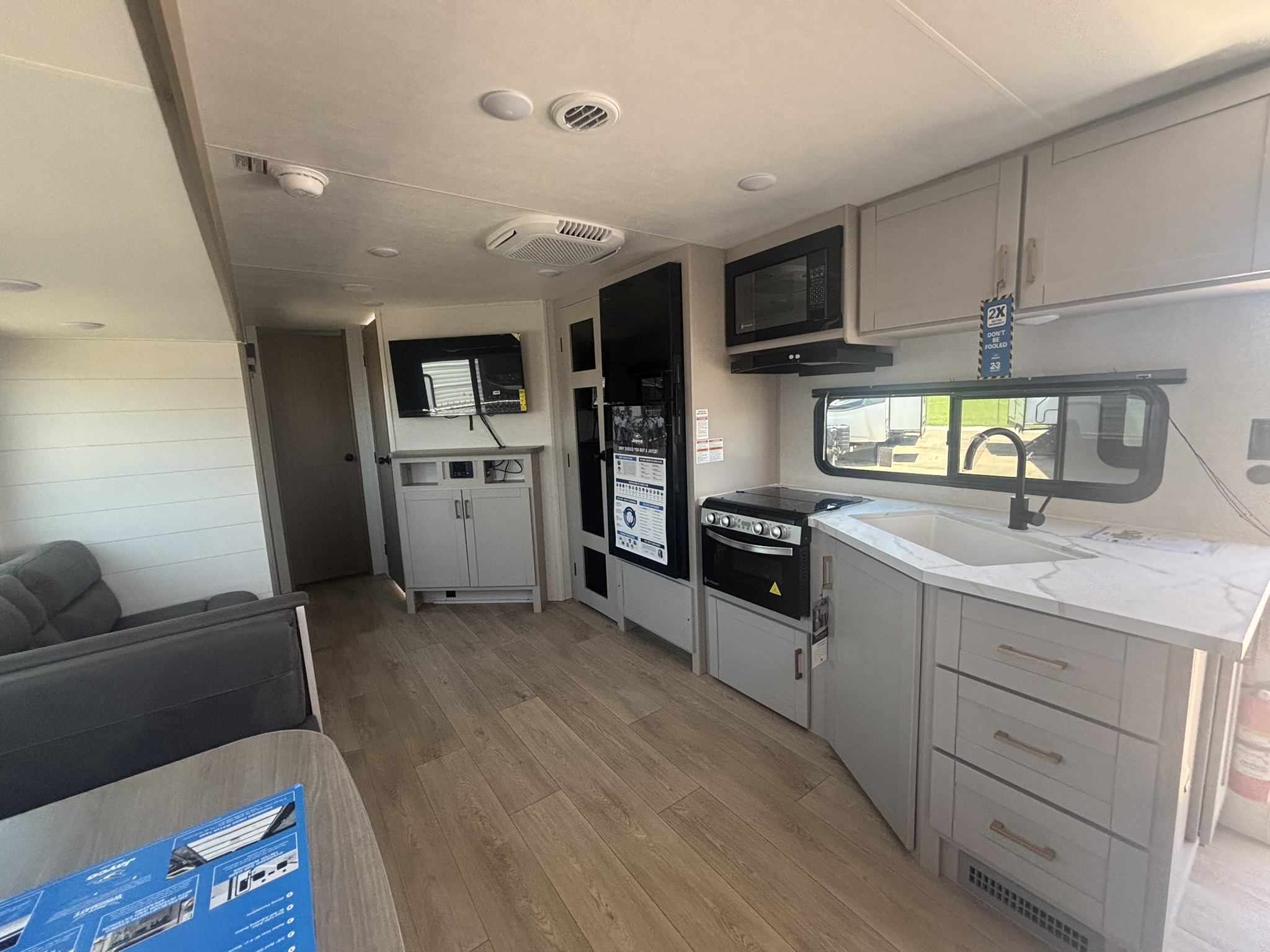 2027 JAYCO JAY FLIGHT 295TBS - Image 16