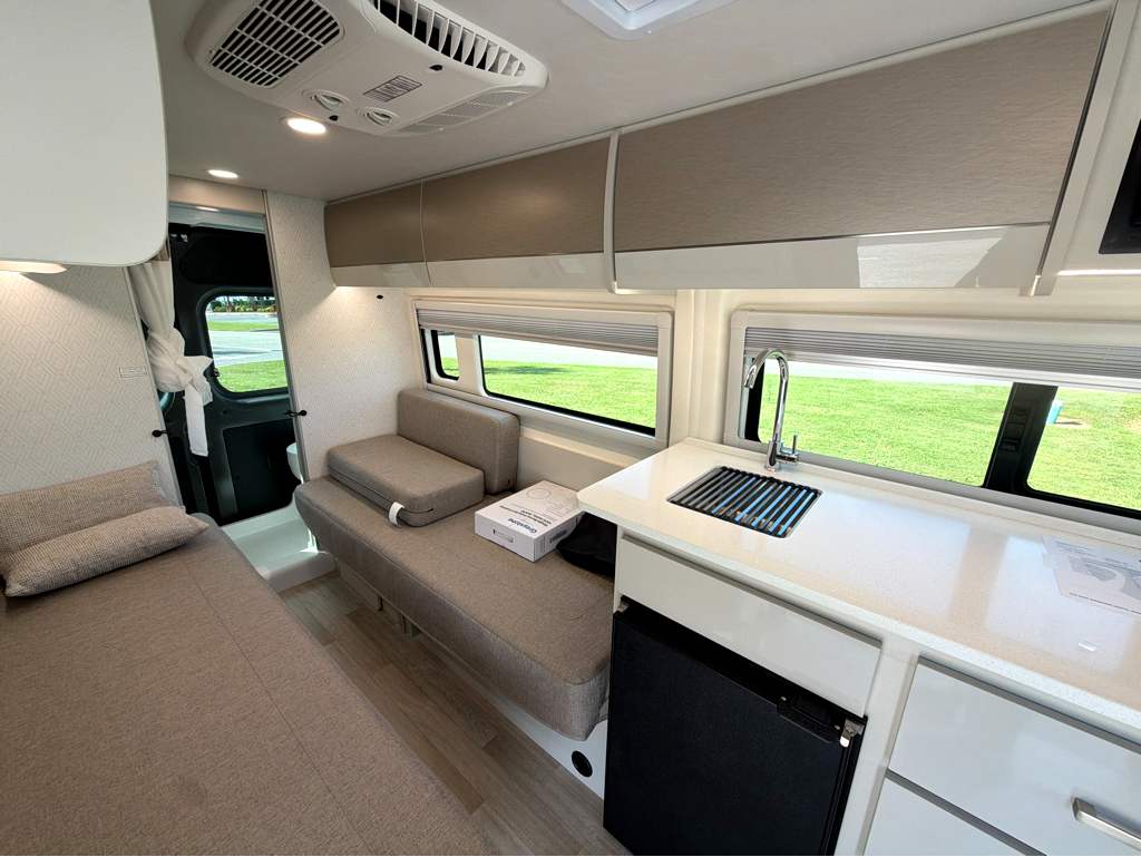 2027 THOR MOTOR COACH SEQUENCE 20L - Image 9