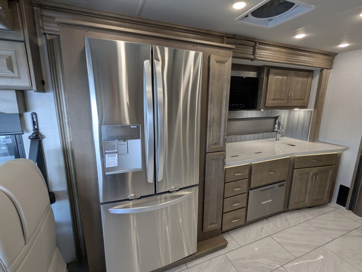2026 Fleetwood Discovery 38N - Image 14