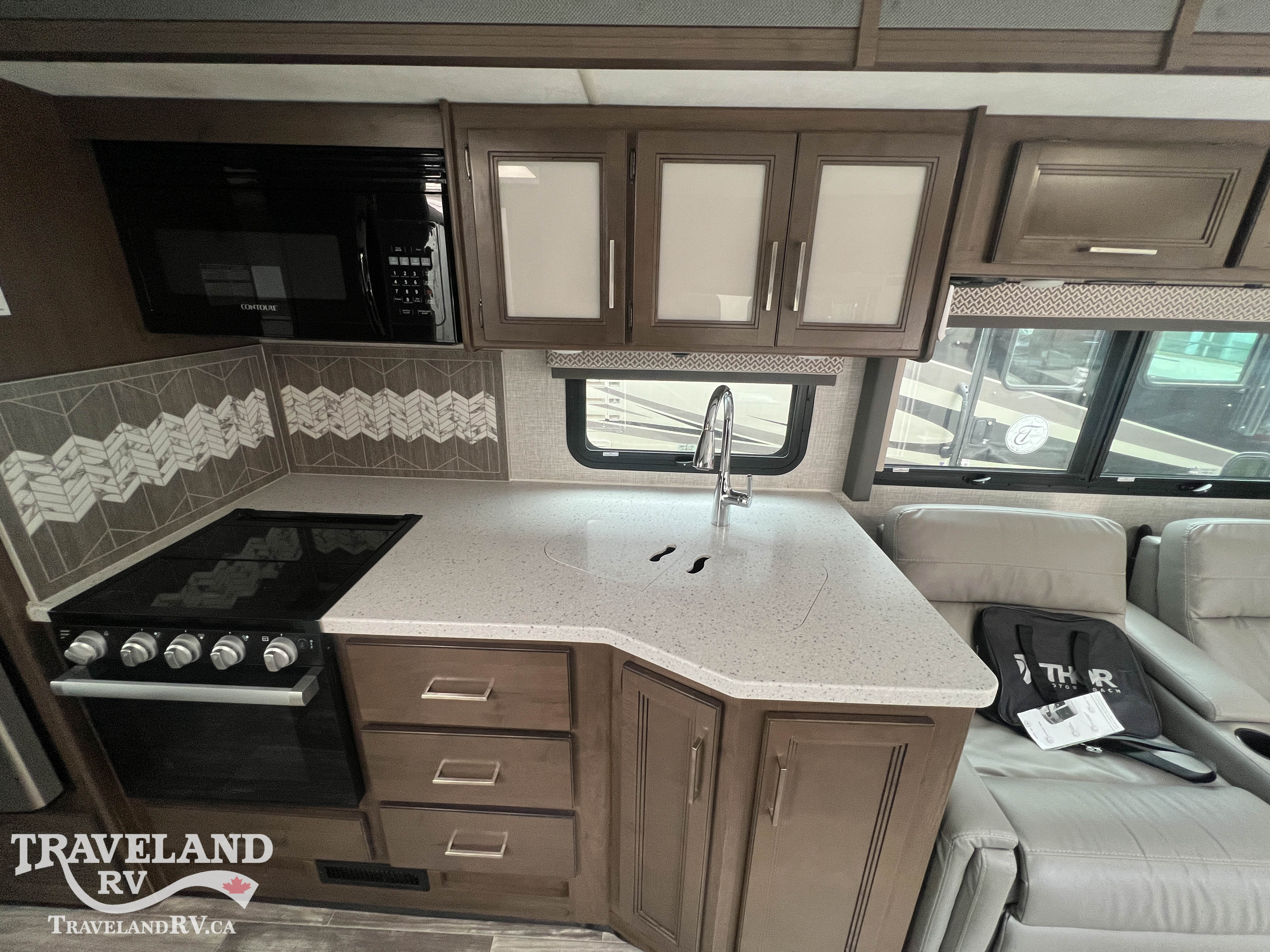 2022 Thor Motor Coach Hurricane 29M - Image 16