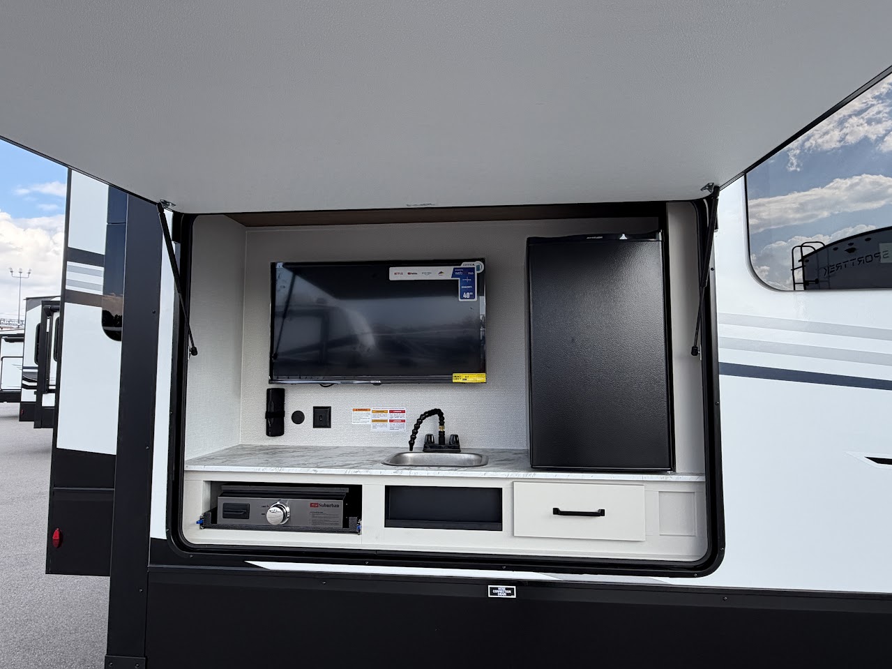 2027 VENTURE RV SPORTTREK 353VIK - Image 8