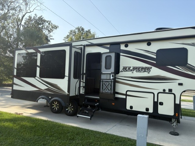 2017 Keystone ALPINE 3400rs - Image 3