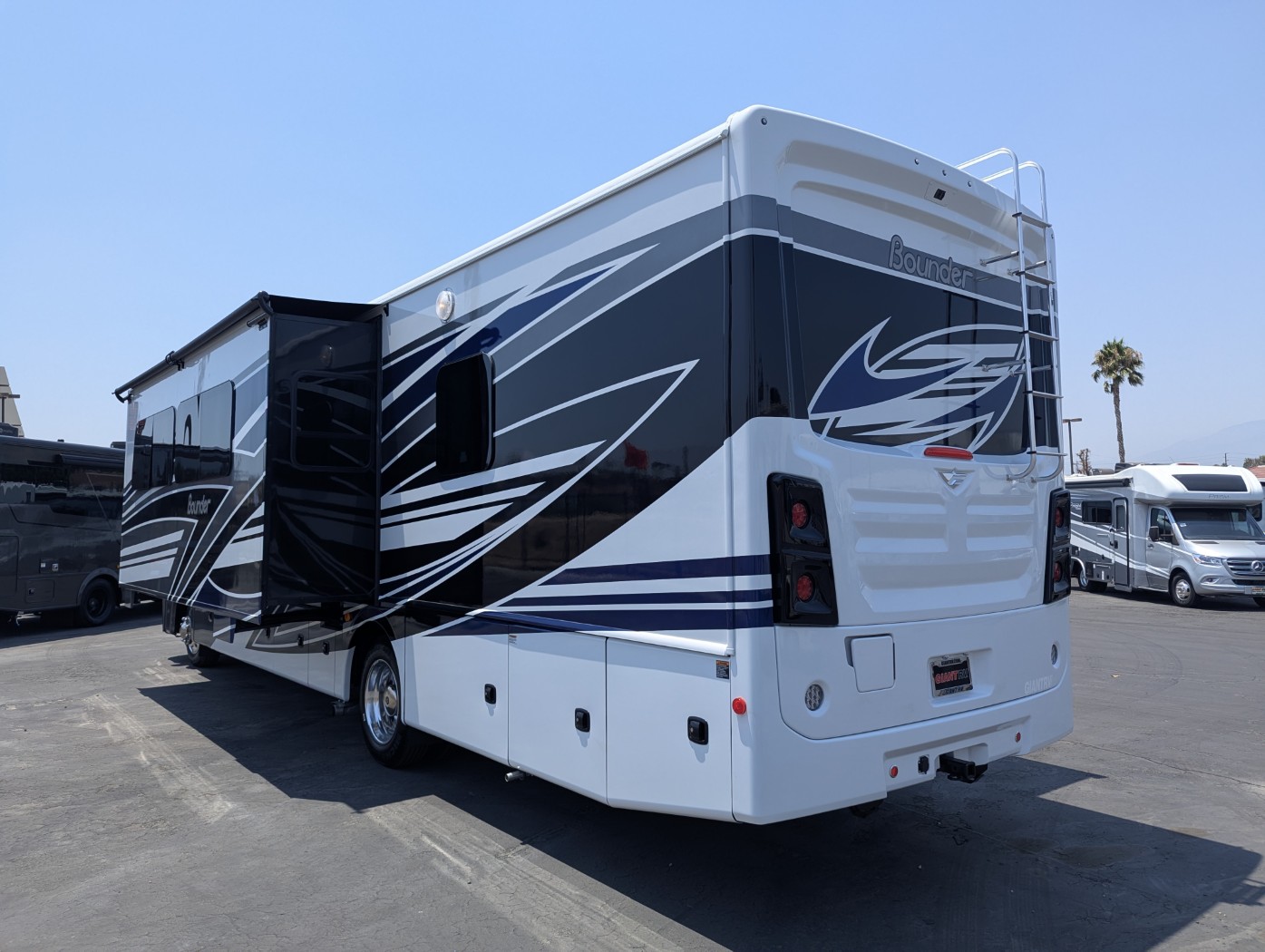 2026 Fleetwood Bounder 35K - Image 4