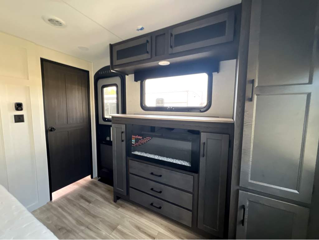 2026 VENTURE RV SPORTTREK 333VMI - Image 21